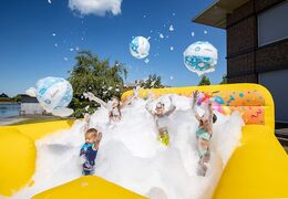 Opblaasbaar open bubble boarding springkussen met schuim kopen in thema party feest voor kinderen