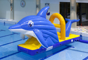 Unieke luchtdichte opblaasbare zwembad glijbaan in thema dolfijn bestellen voor zowel jong als oud. Koop opblaasbare zwembadspelen nu online bij JB Inflatables Nederland 