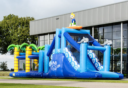 Buy a 17 meter wide inflatable obstacle course in the surf theme with 7 game elements and colorful objects for kids. Order inflatable obstacle courses now online at JB Inflatables UK