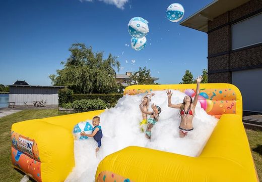 Opblaasbaar open bubble boarding springkasteel met schuim kopen in thema party feest voor kinderen