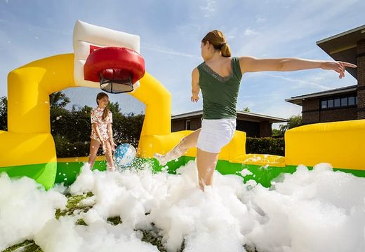 Groot opblaasbaar open bubble boarding luchtkussen met schuim kopen in thema sport basketbal voetbal voor kinderen