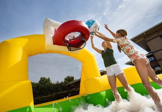 Groot opblaasbaar open bubble boarding springkussen met schuim kopen in thema sport basketbal voetbal voor kinderen