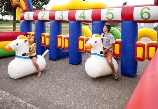 Opblaasbare hobbelpaard race baan te koop voor kids in thema western cowboy bij JB Inflatables