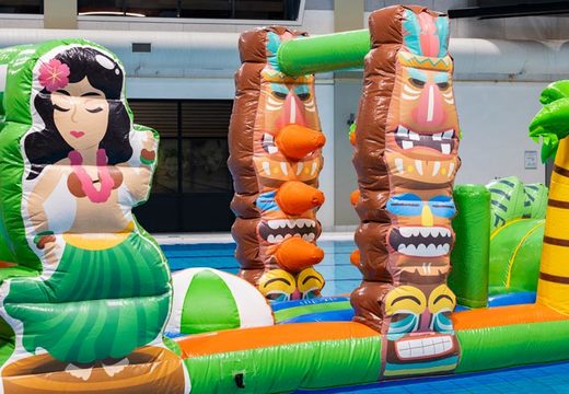 Totem pole and Hawaiian dancer pool obstacle course JB Meppel