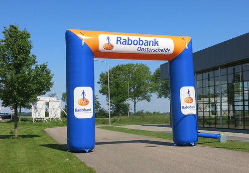 Gepersonaliseerde opblaasbare rabobank 8x6 finishboog bestellen voor sport evenementen bij JB Inflatables Nederland. Koop nu op maat gemaakte opblaasbare reclamebogen