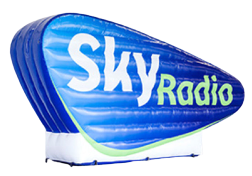 Maatwerk opblaasbare product vergroting van Skyradio logo 